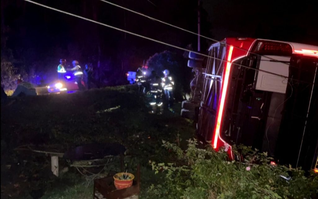 Volcamiento de un bus dejó 4 personas lesionadas en la vía a Llanos de Cuivá