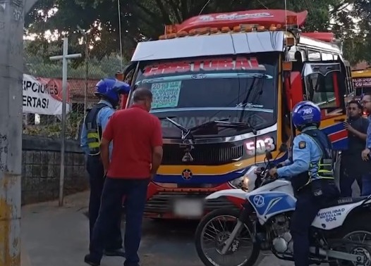 Fue sancionado uno de los 2 conductores que hicieron carreras de buses en Medellín