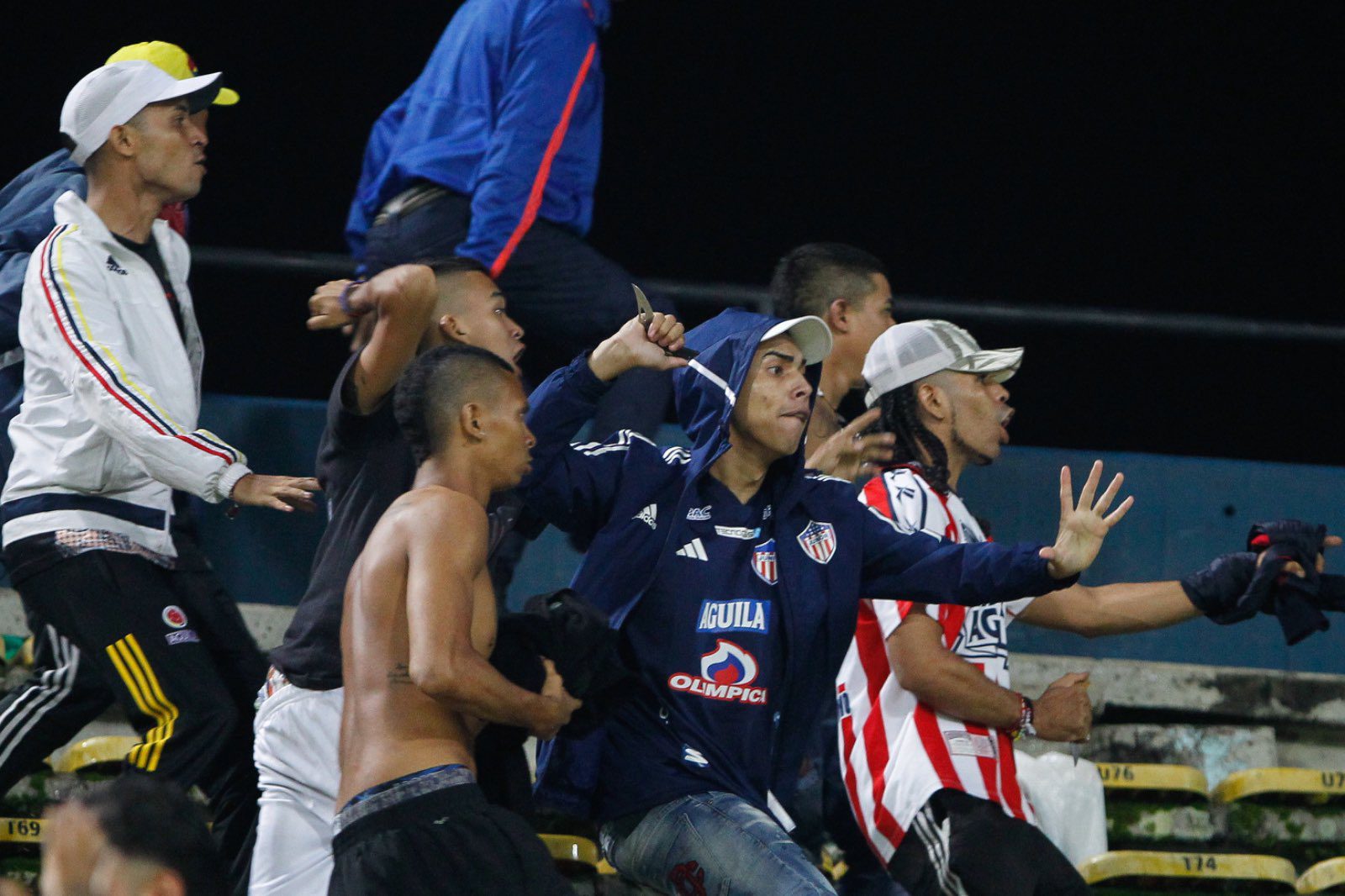 Por robo de “trapos” inició pelea entre hinchas del Junior y Nacional en el Atanasio