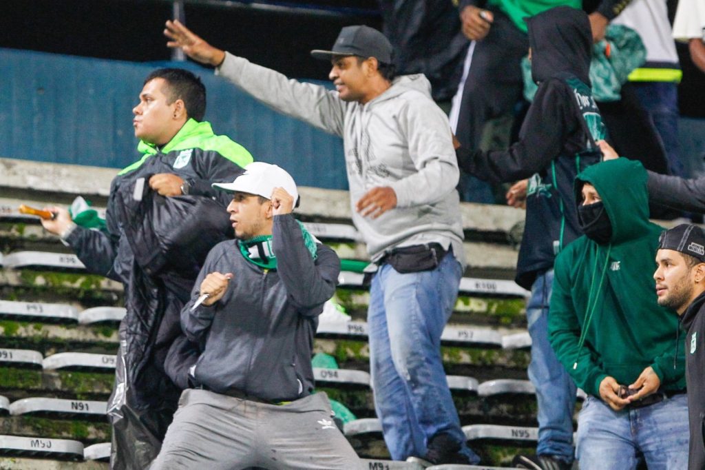 Por robo de “trapos” inició pelea entre hinchas del Junior y Nacional en el Atanasio