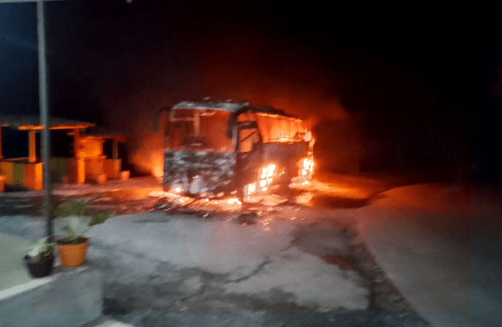 Denuncian inseguridad en ejes viales de Antioquia: bus fue incinerado en vía Medellín-Quibdó