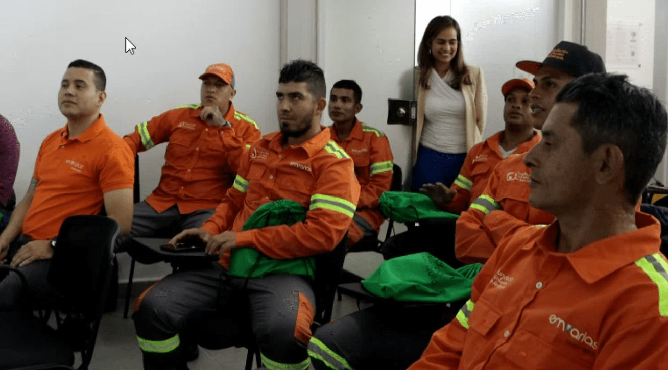 13 recolectores de aseo se capacitan para conducir vehículos de carga