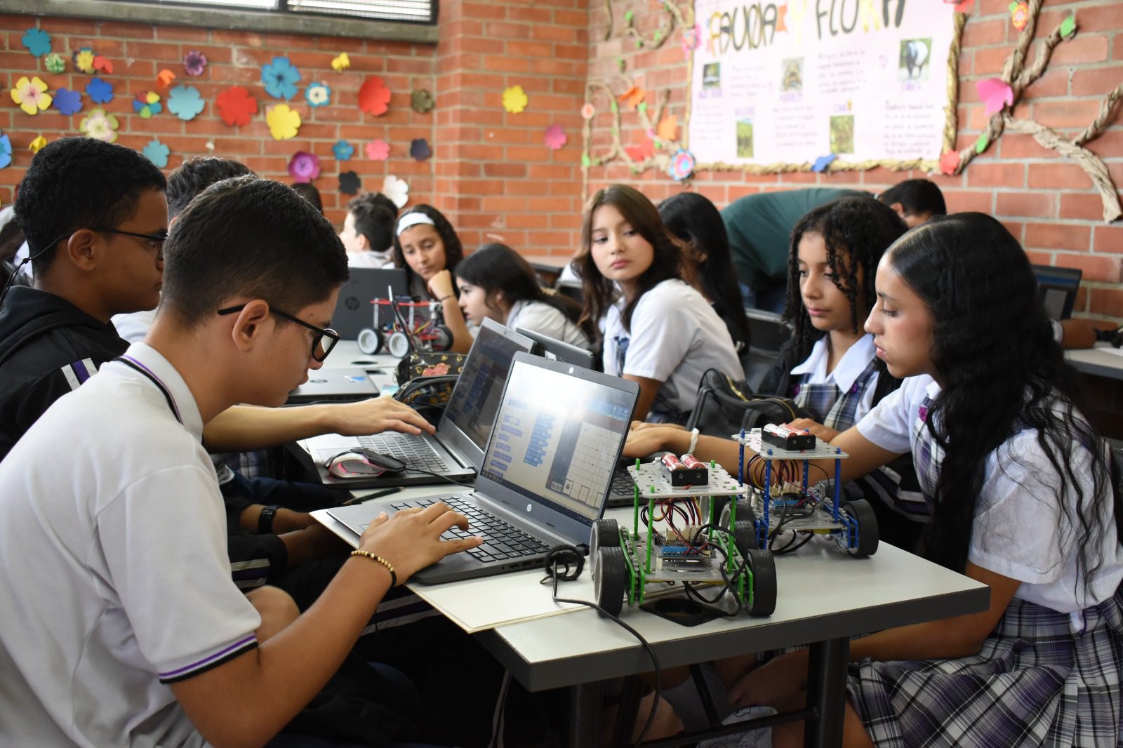 800 niños se forman para crear soluciones tecnológicas de problemáticas sociales de Medellín