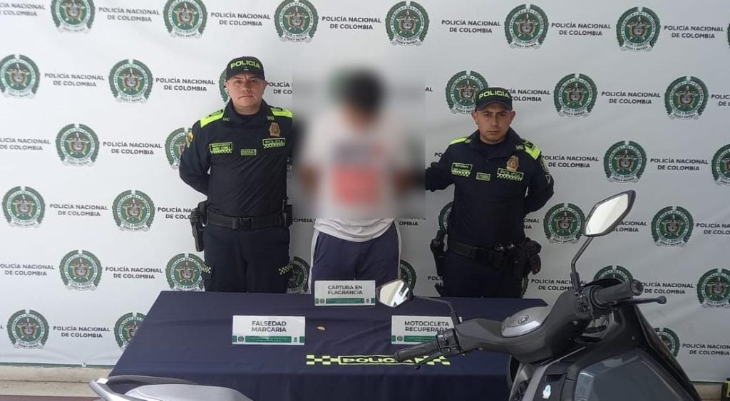 Capturan a dos hombres que se movilizaban en motos robadas