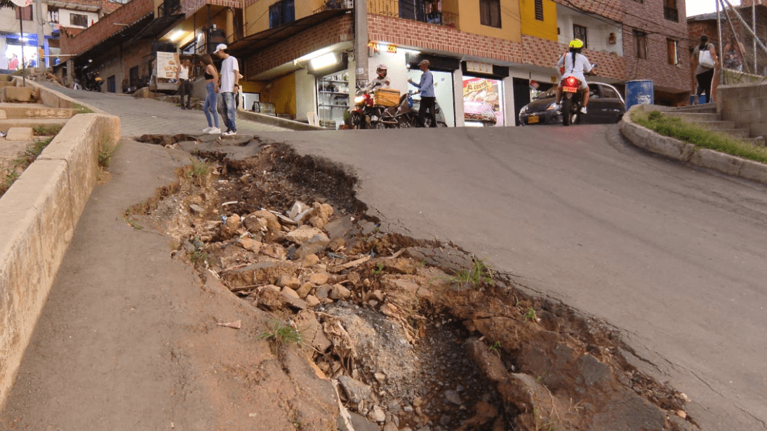 Denuncian hueco de 50 metros de largo sobre una pendiente en Bello