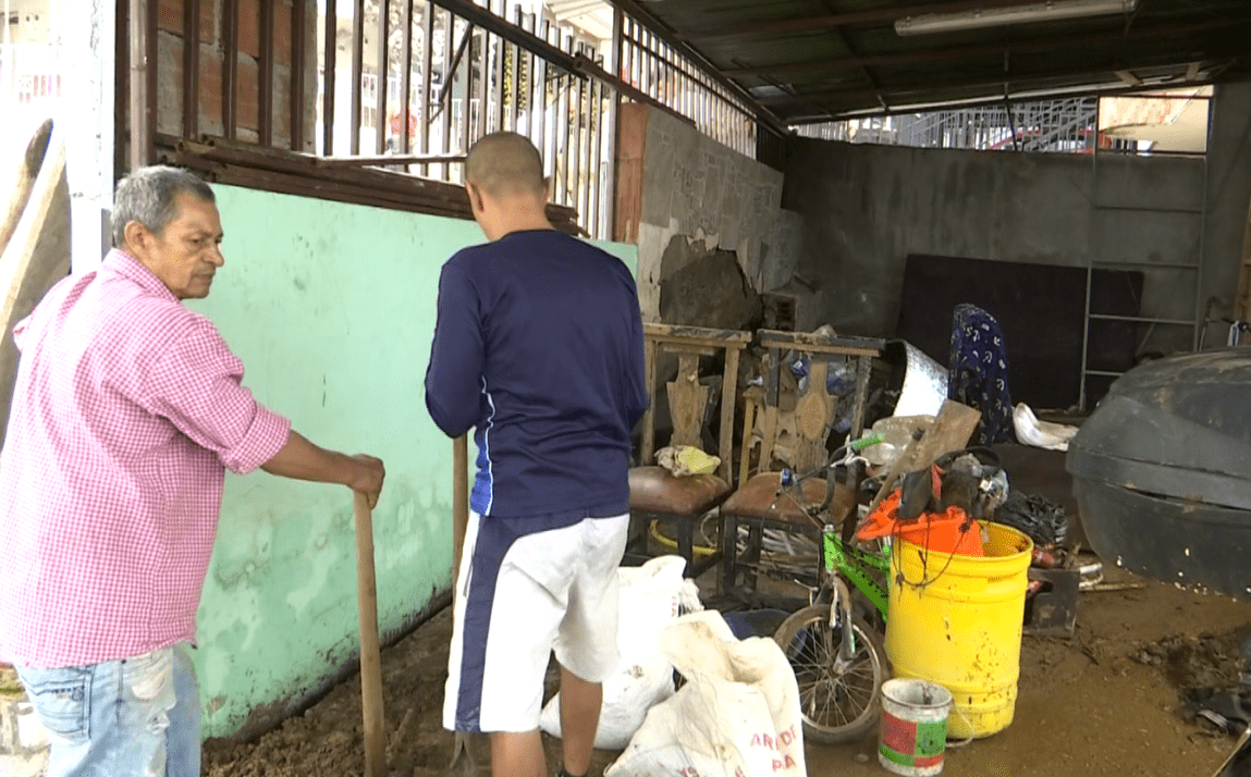 Desbordamiento de una quebrada en Manrique Las Granjas causó estragos en una vivienda