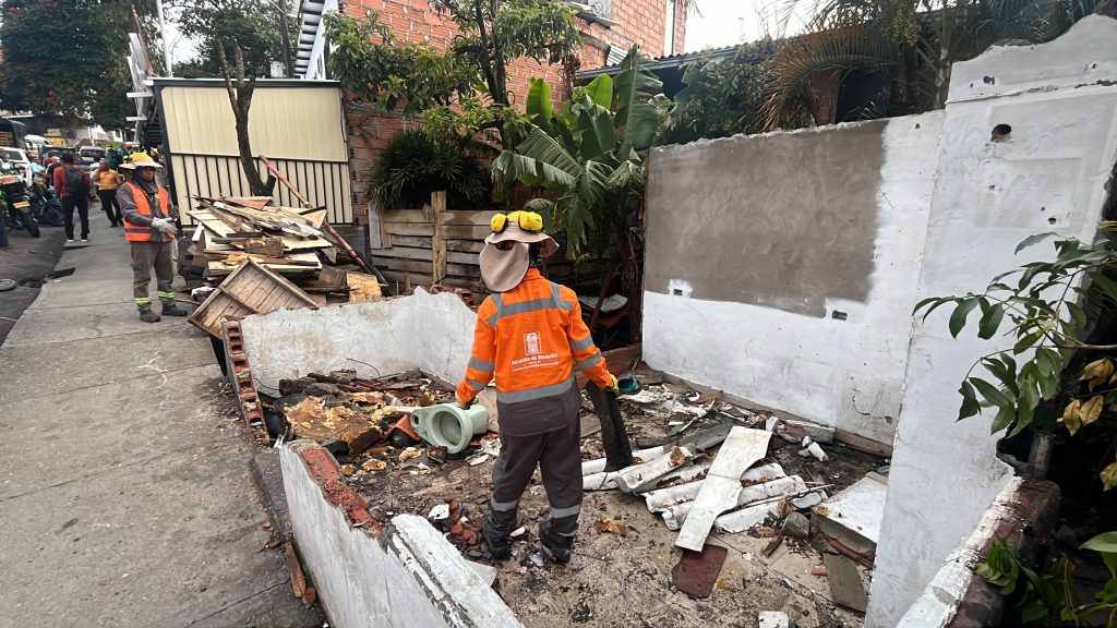 Fueron demolidas cuatro estructuras que invadían un parque infantil