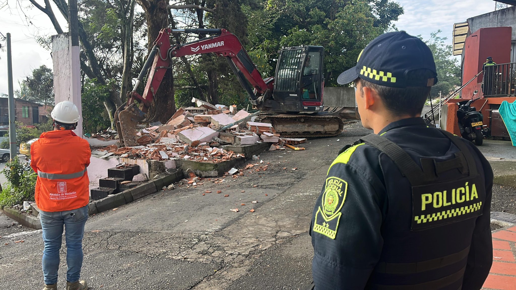 Fueron demolidas cuatro estructuras que invadían un parque infantil