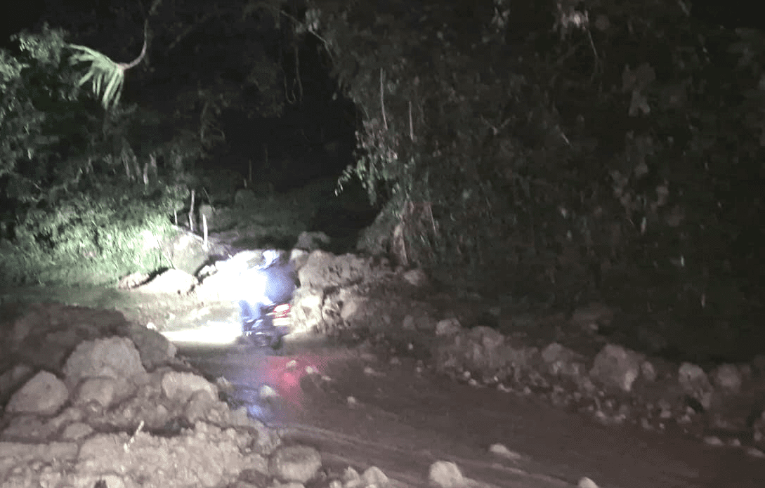 Fuertes lluvias causan estragos en la vía entre Fredonia y Venecia