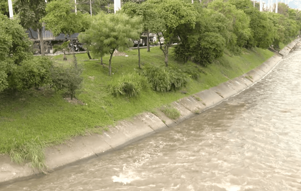 Identifican a motociclista que murió tras caer al río Medellín