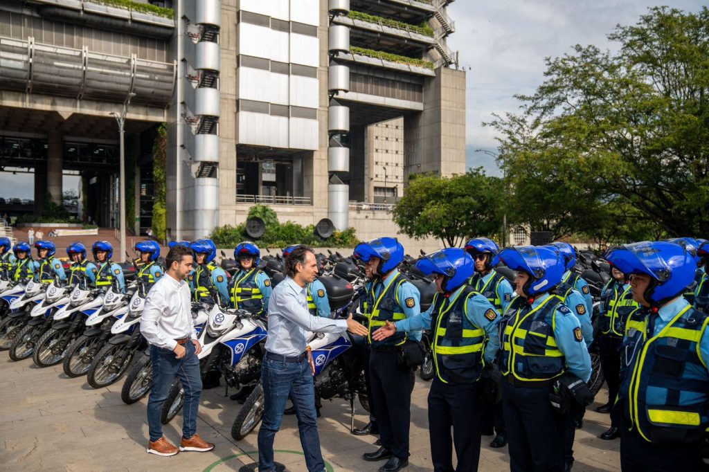 Medellín refuerza la seguridad vial con 100 nuevos agentes de tránsito