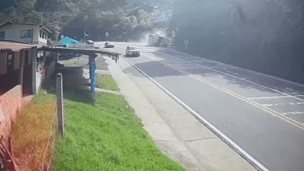 Momento exacto de accidente de un bus en Cundinamarca que deja 5 muertos