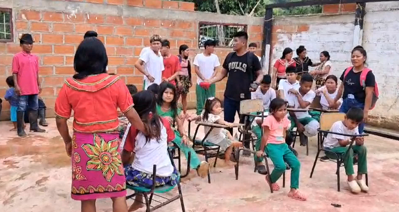 Niños indígenas llevan siete meses recibiendo clases a la intemperie