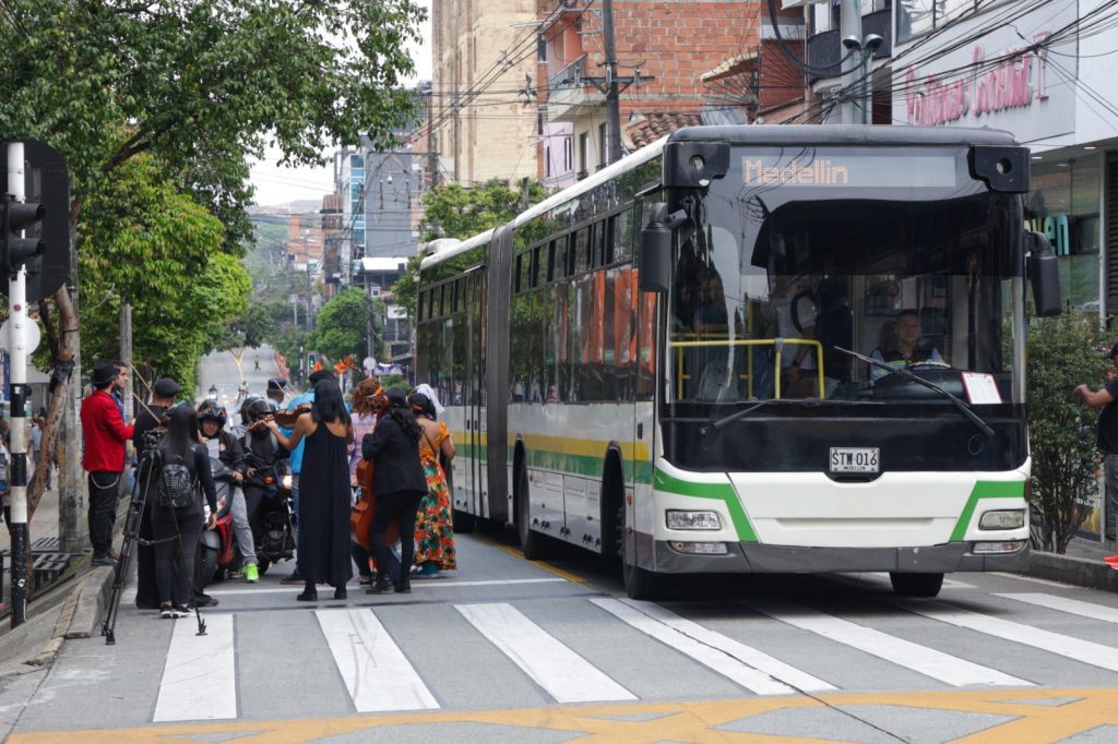 Nueva intervención pedagógica en la carrera 45 para respetar corredor del Metroplús 