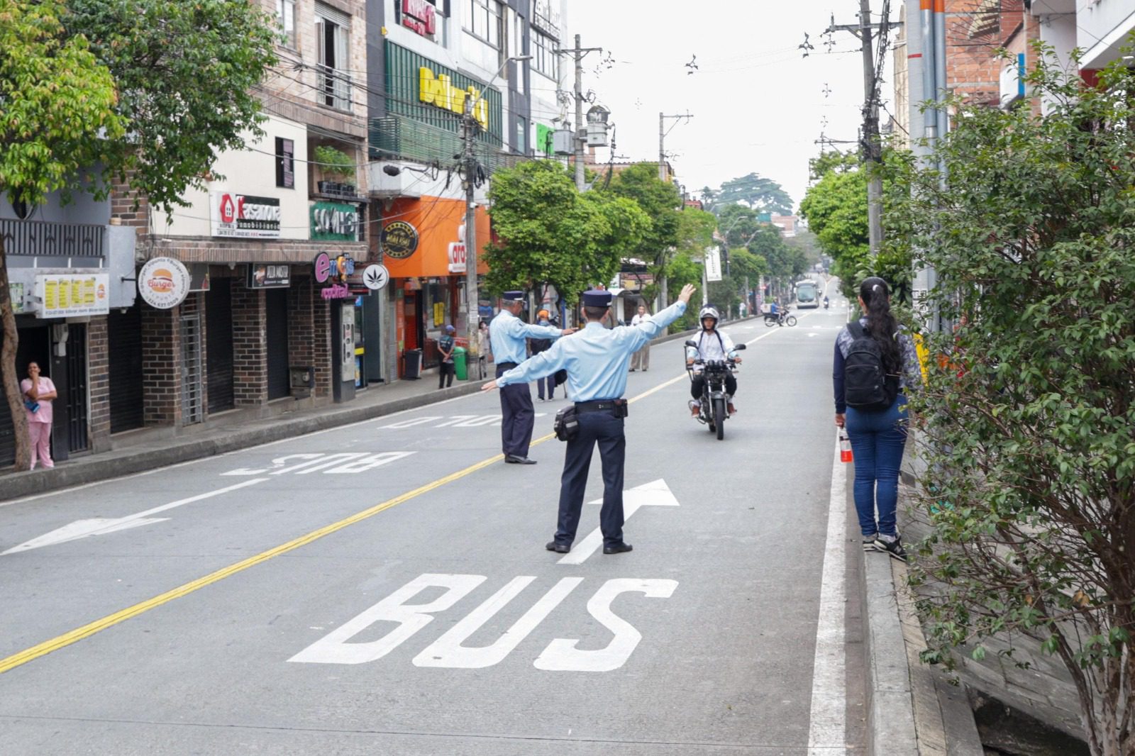 Nueva intervención pedagógica en la carrera 45 para respetar corredor del Metroplús