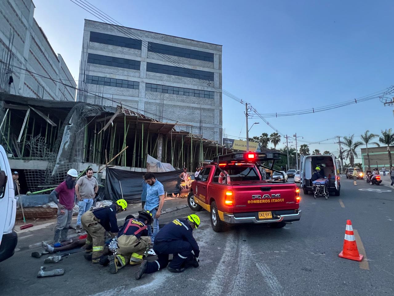 Obreros resultaron heridos tras caer de un andamio de 8 metros en Itagüí