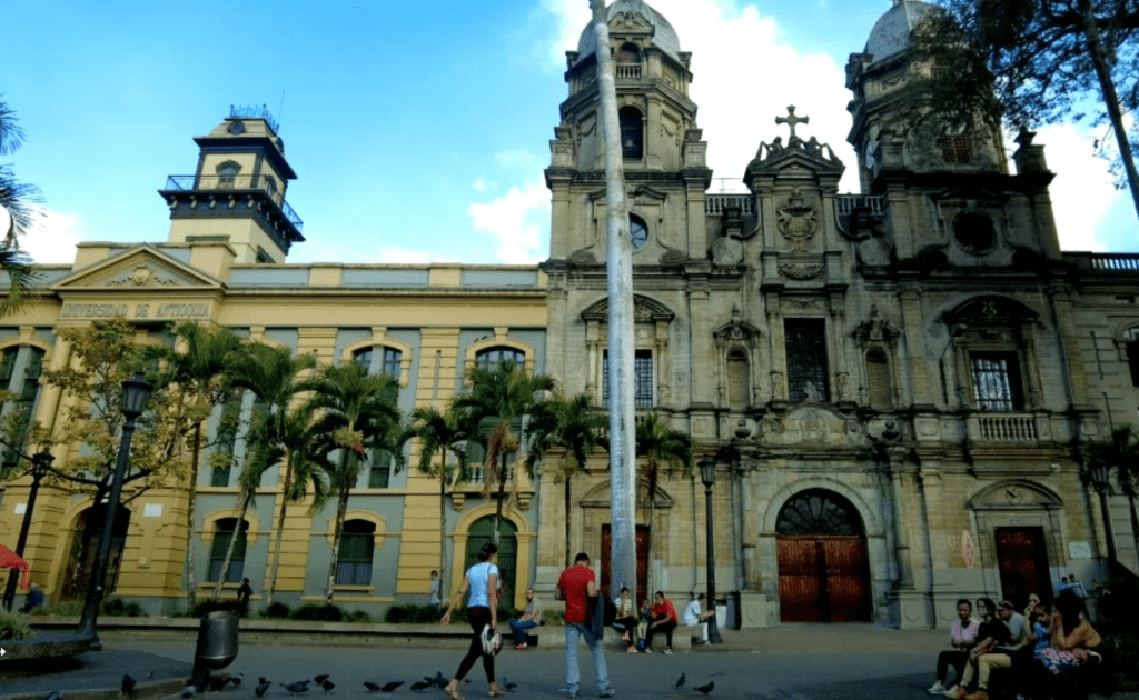 ¿Por qué visitar la Plazuela San Ignacio, una joya en el centro de Medellín