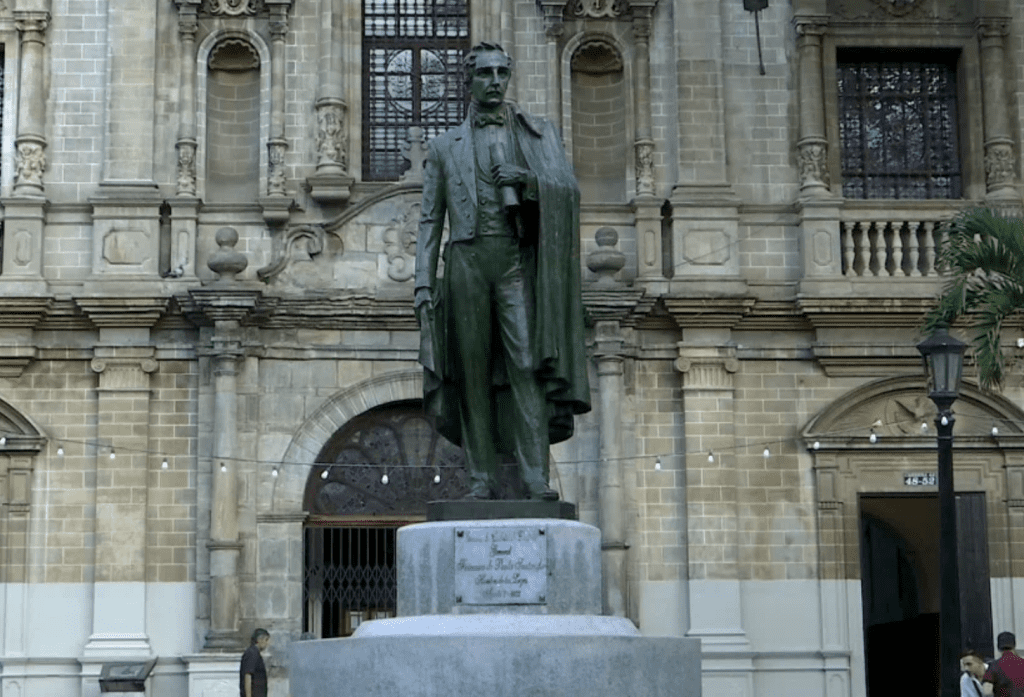 ¿Por qué visitar la Plazuela San Ignacio, una joya en el centro de Medellín