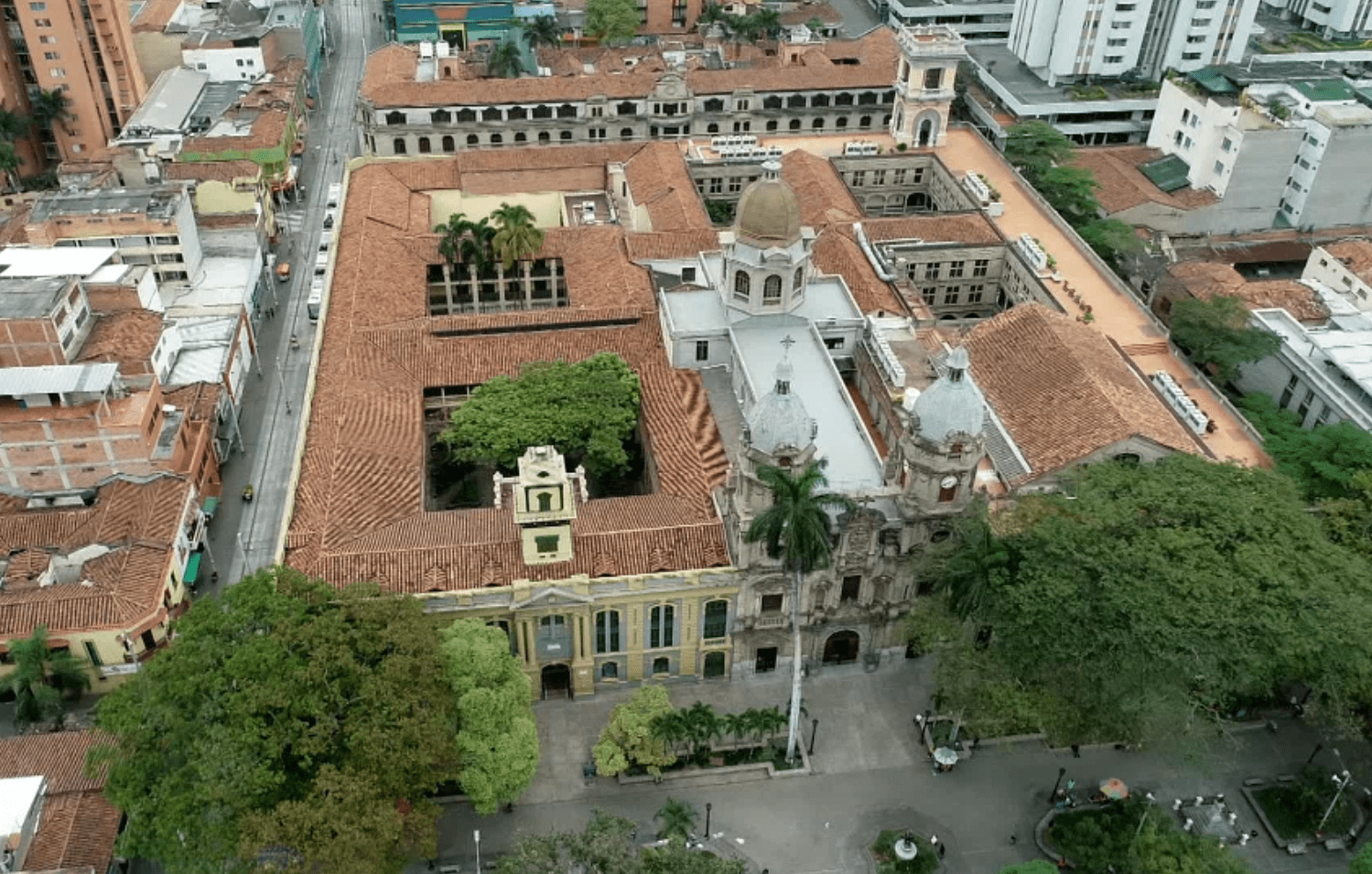 ¿Por qué visitar la Plazuela de San Ignacio, una joya en el centro de Medellín?