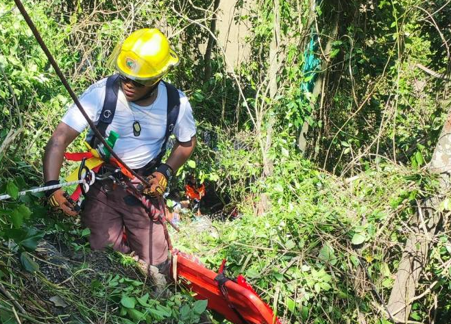 Vehículo en el que viajaba una familia estuvo a punto de caer al río Cauca