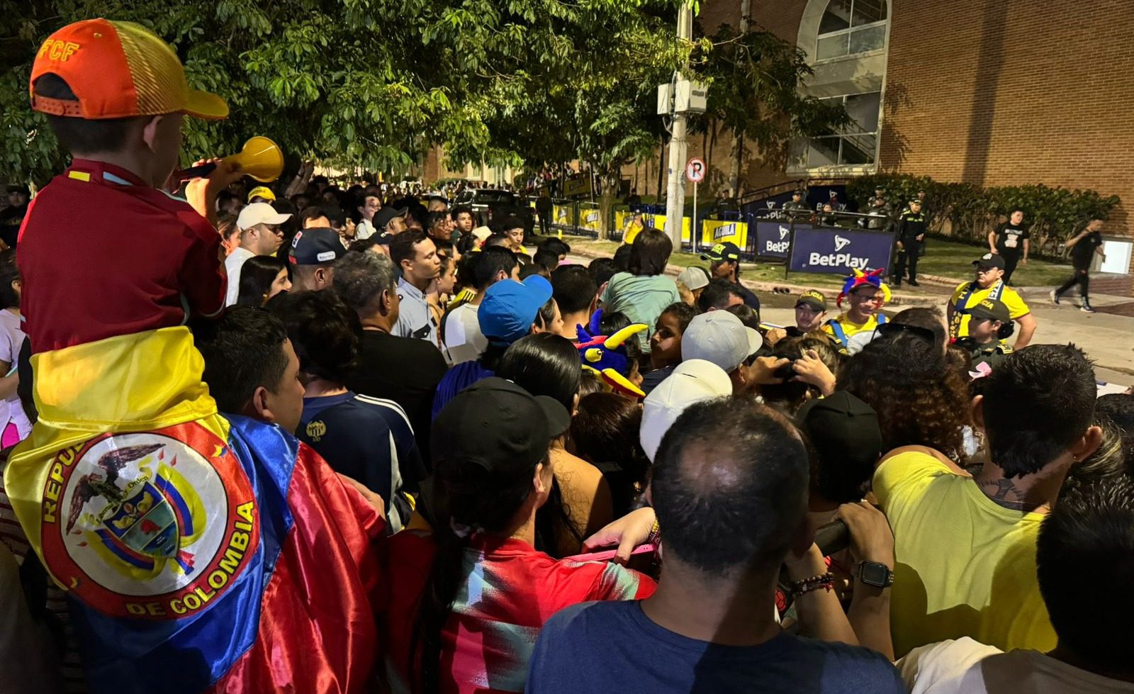 Hinchas apoyaron con banderazo a la Selección previo al partido vs. Chile