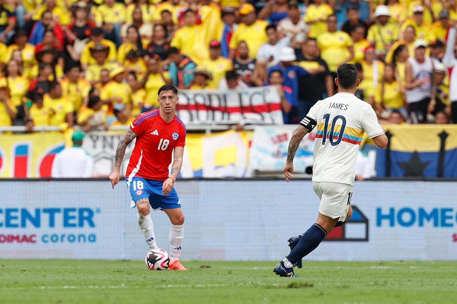 La Selección Colombia venció 4-0 a Chile y sigue en lo más alto de la tabla