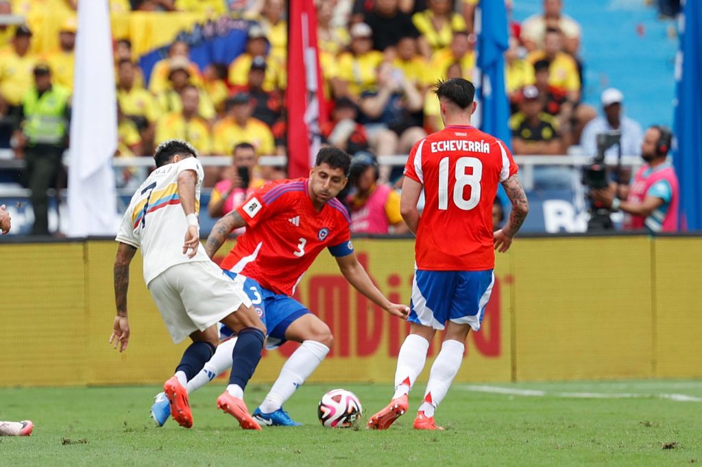 La Selección Colombia venció 4-0 a Chile y sigue en lo más alto de la tabla