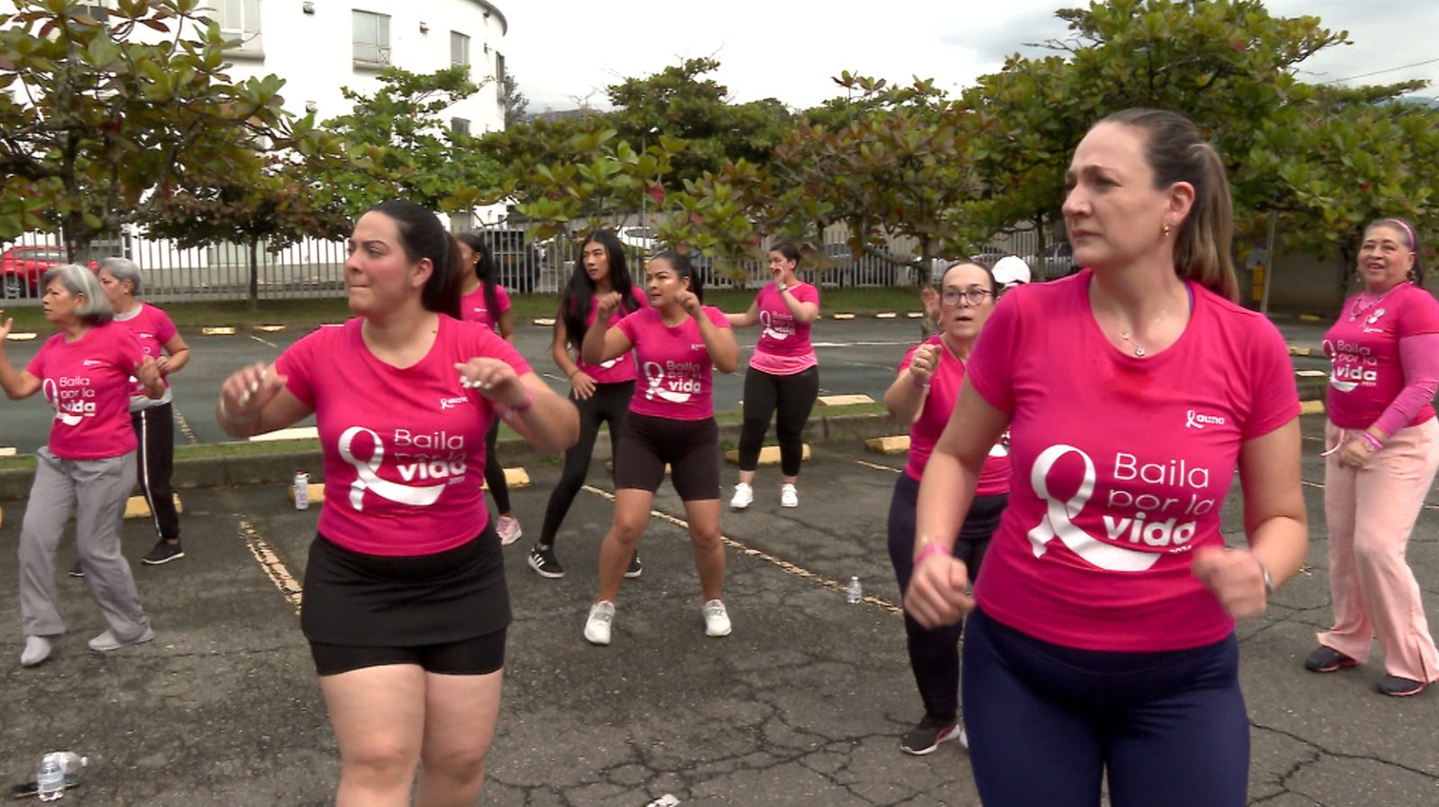 Pacientes y sobrevivientes del cáncer de mama se reunieron para bailar por la vida