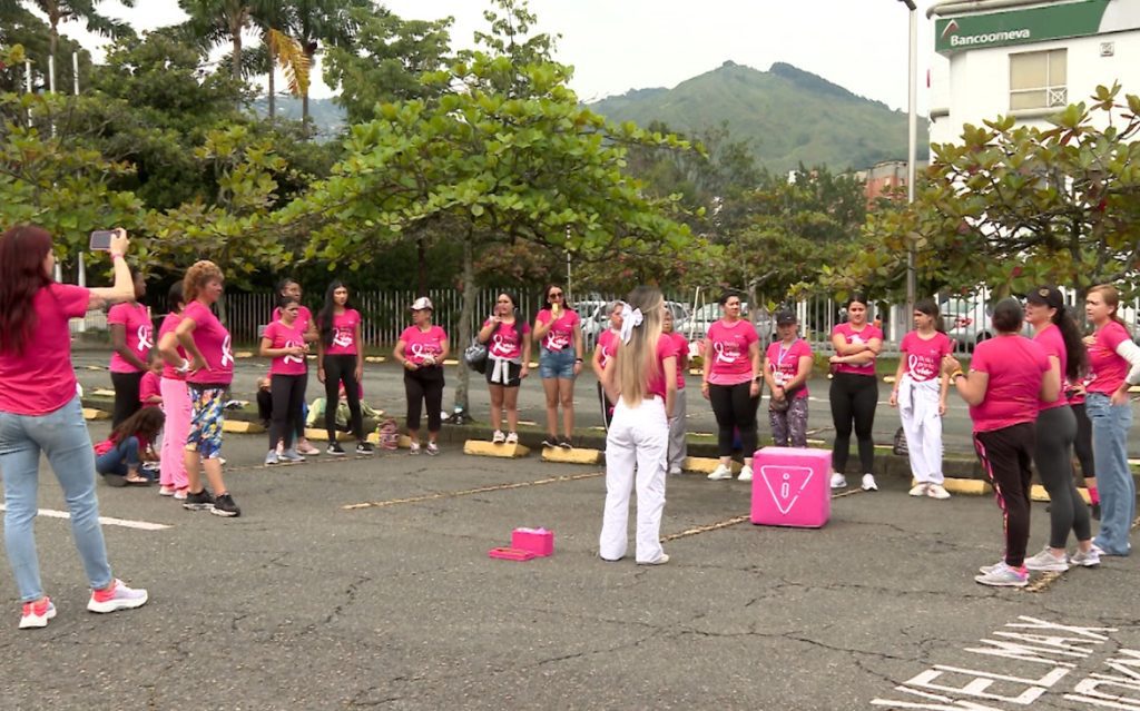 Pacientes y sobrevivientes del cáncer de mama se reunieron para bailar por la vida