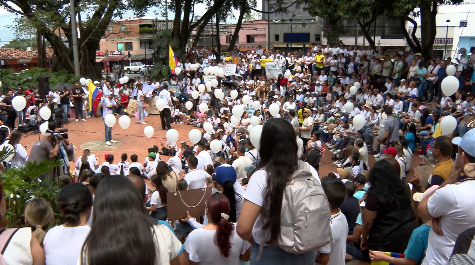 En Medellín se llevó a cabo plantón en rechazo a la violencia contra los niños