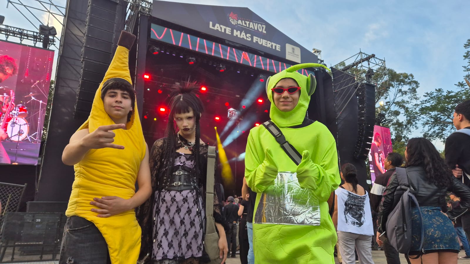 Algunos asistentes del Festival Altavoz 2024 disfrutan de la música disfrazados