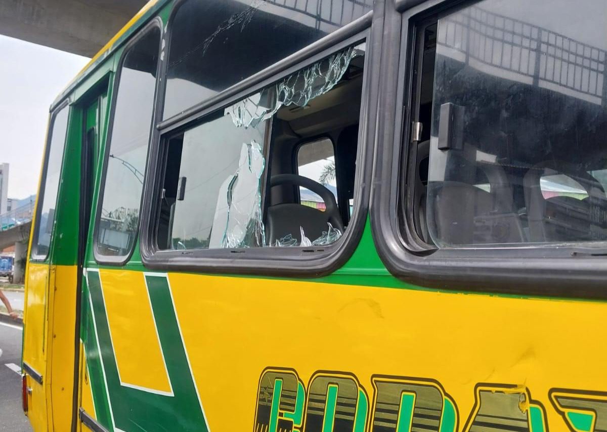 Otro bus resultó atacado con una piedra en sector de La Minorista