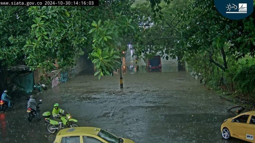 Fuerte aguacero produjo inundación en deprimido de la Feria de Ganado