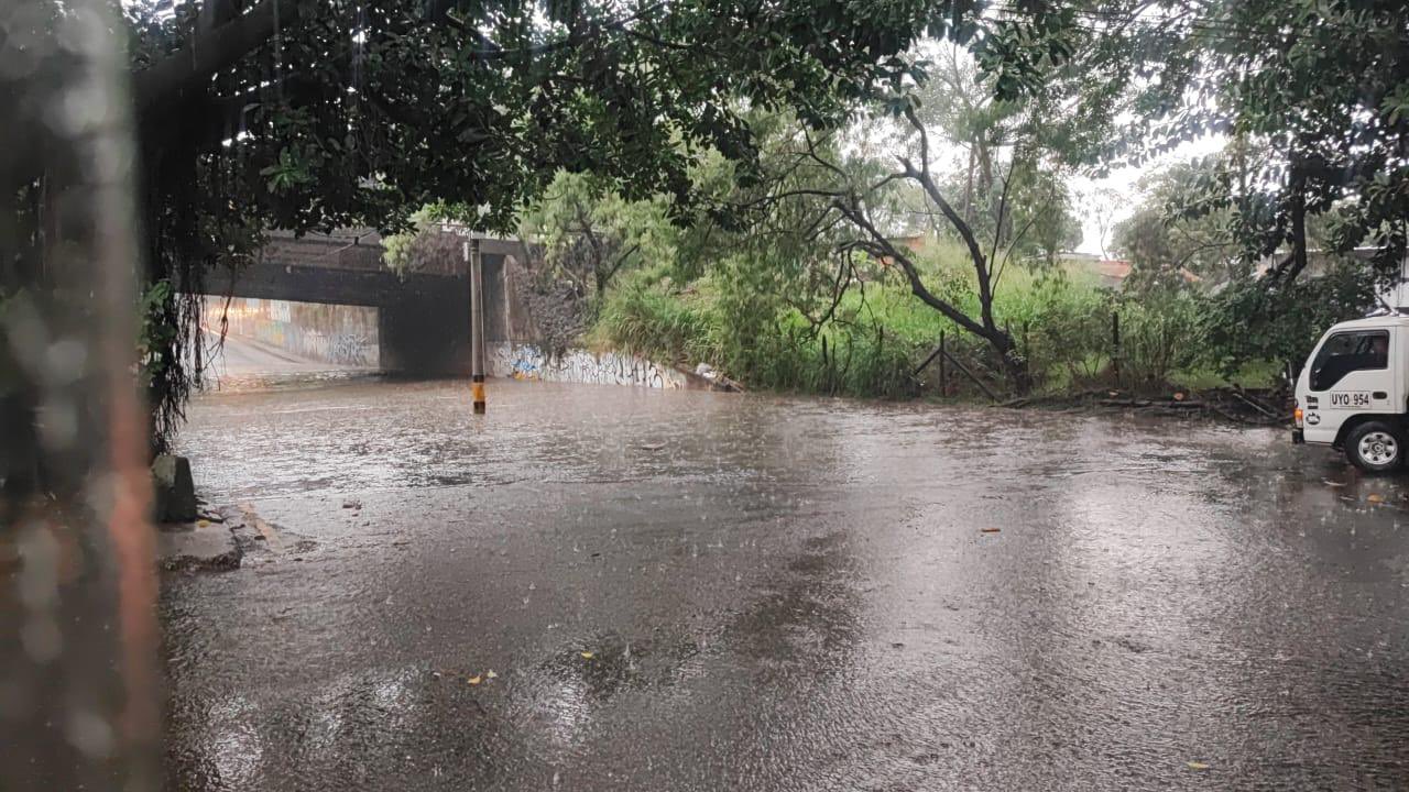 Fuerte aguacero produjo inundación en deprimido de la Feria de Ganado