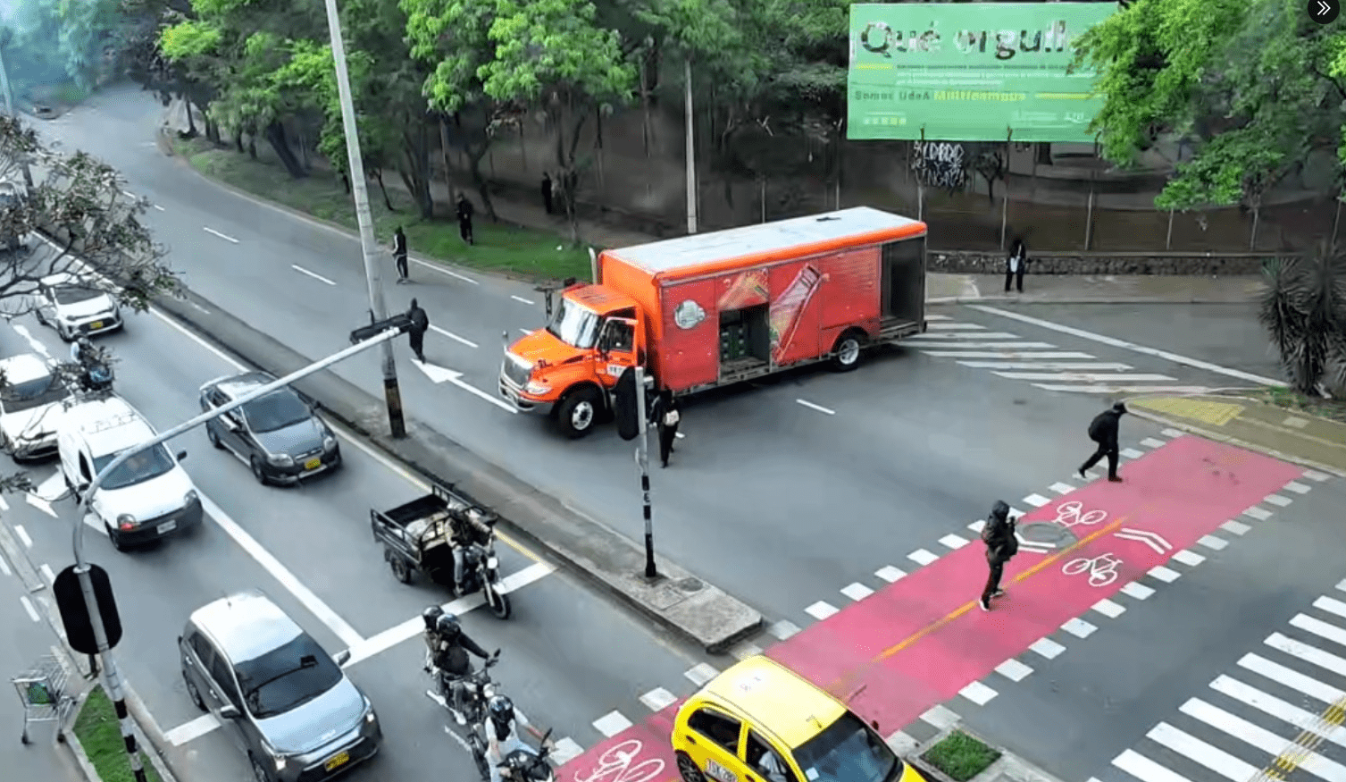 Encapuchados bloquean a la altura de la UdeA con camión de gaseosas