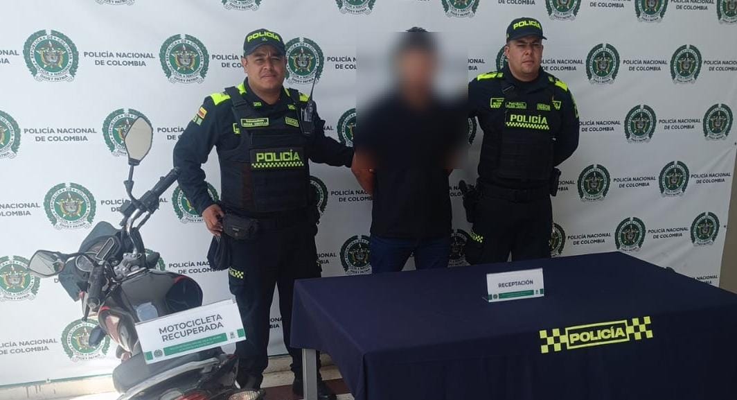 Capturan a dos hombres que se movilizaban en motos robadas