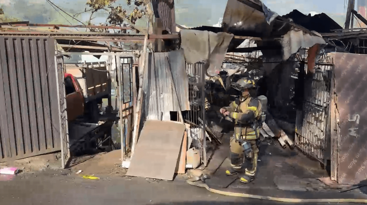 Fuerte incendio consume bodega en Sabaneta