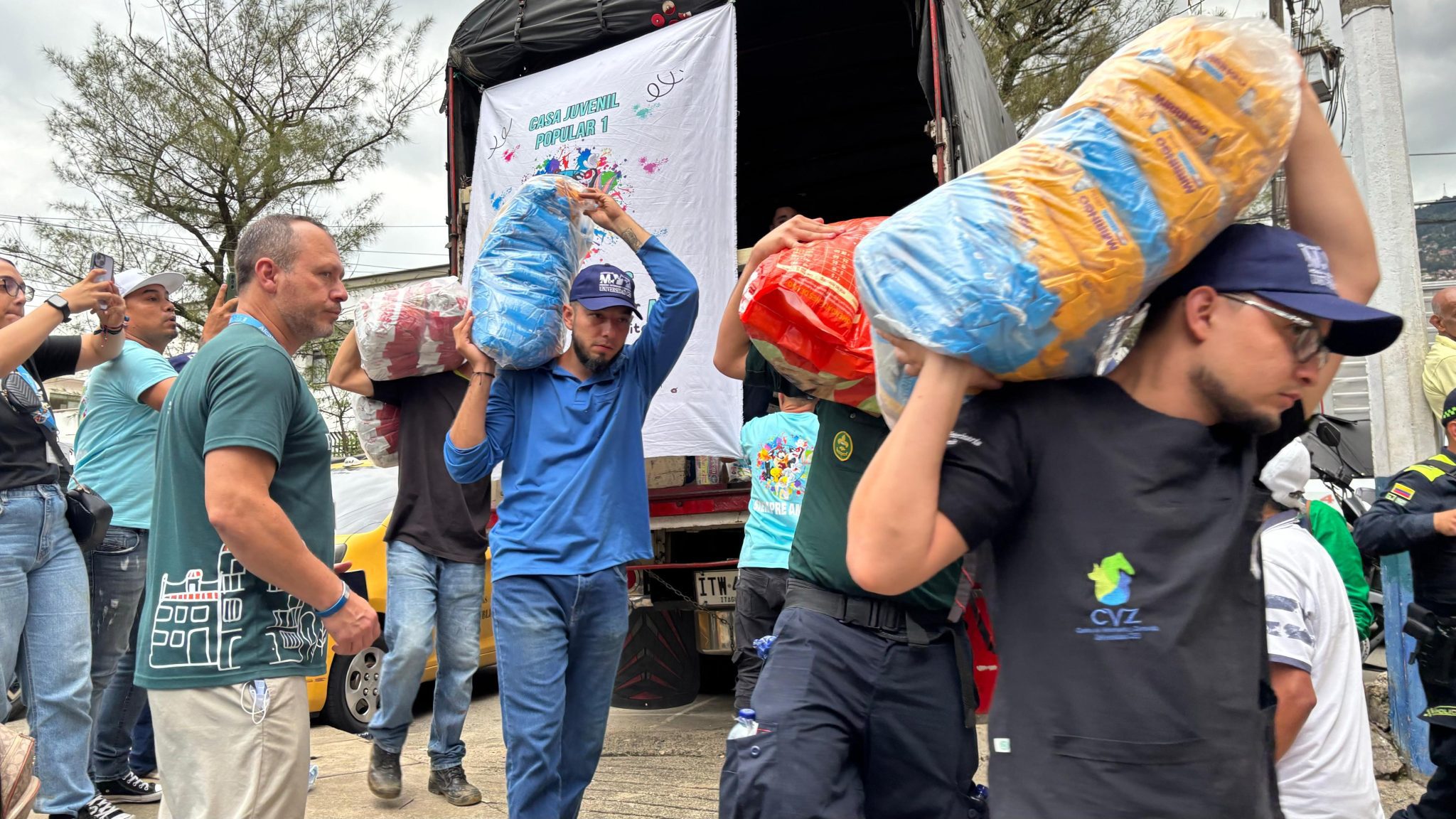 Alcaldía de Medellín ha entregado 245 ayudas humanitarias a familias afectadas en Santa Cruz