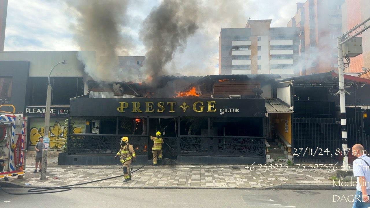 Bomberos controlan incendio en local comercial de Laureles