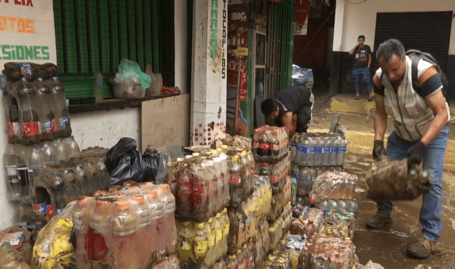 Comerciantes y habitantes de Sinaí buscan cómo seguir adelante en medio de la emergencia