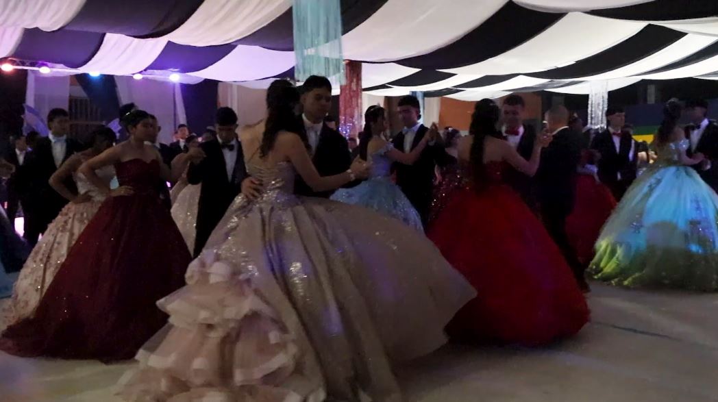 En un municipio de Antioquia celebraron la fiesta de quinces a 77 niñas