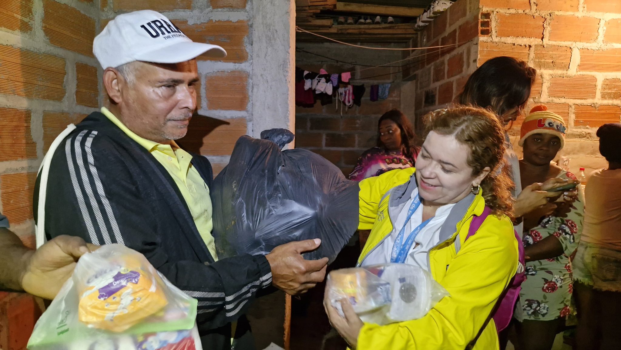 Entregan ayudas a afectados por incendio en Carambolas