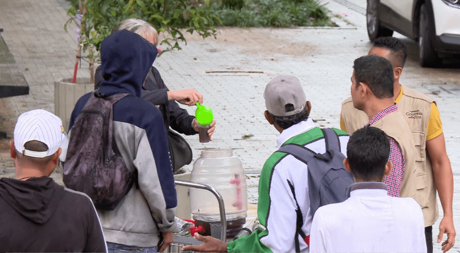 Grupo de jóvenes brindan alimento a quienes más lo necesitan en Medellín