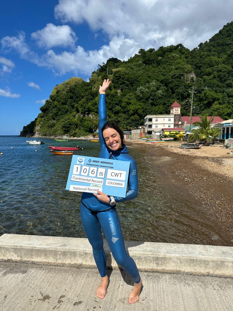 La apneísta Sofía Gómez logra récord histórico con 106 metros de profundidad