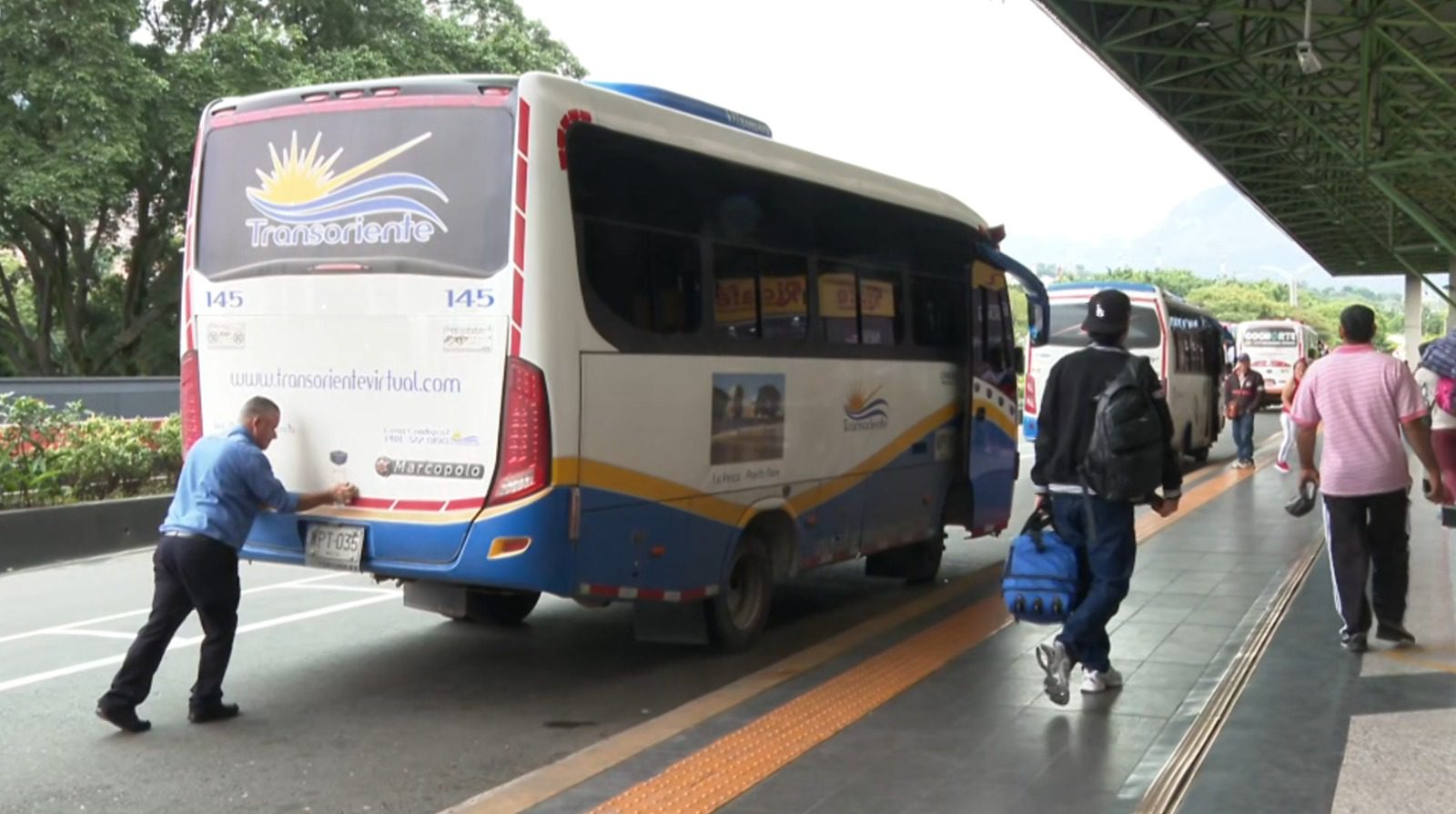 Cientos de viajeros regresan en bus a sus casas tras el puente festivo