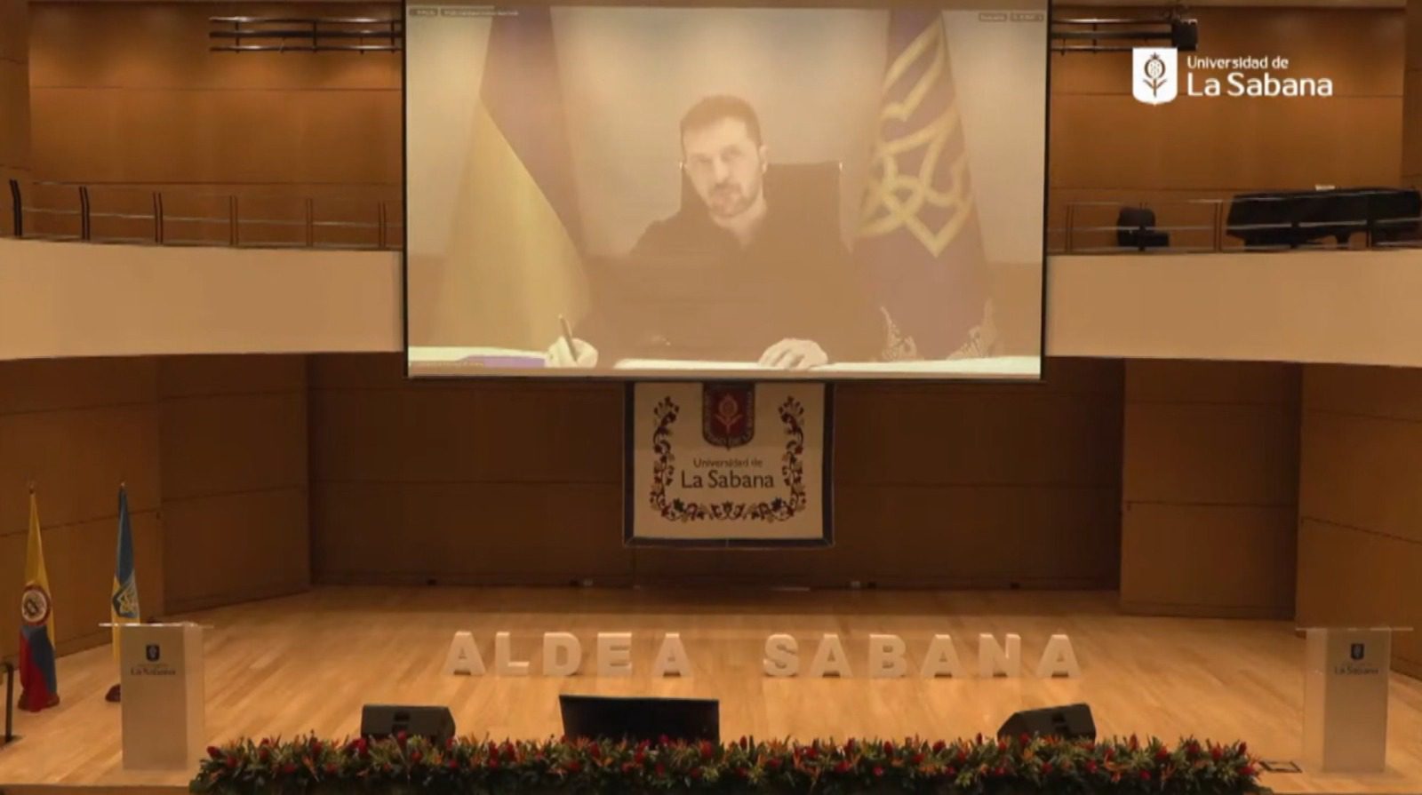 Presidente de Ucrania participó en conferencia virtual con universidades del país