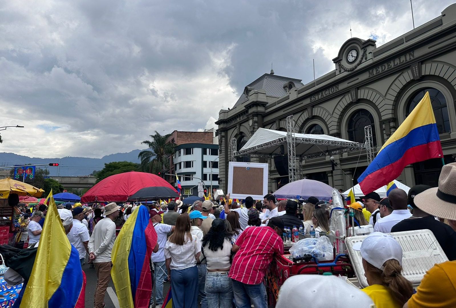 Avanza la marcha en Medellín contra las políticas del gobierno de Gustavo Petro