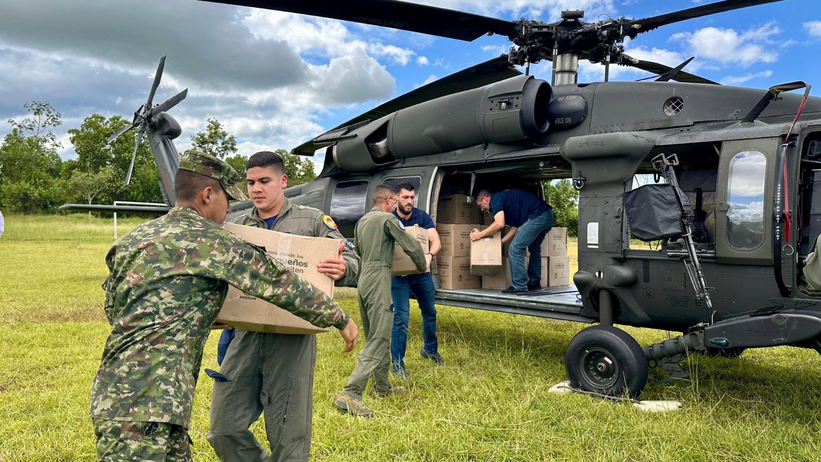 Fuerza Aérea trasladó ayudas a Urabá para damnificados por erupción de volcán