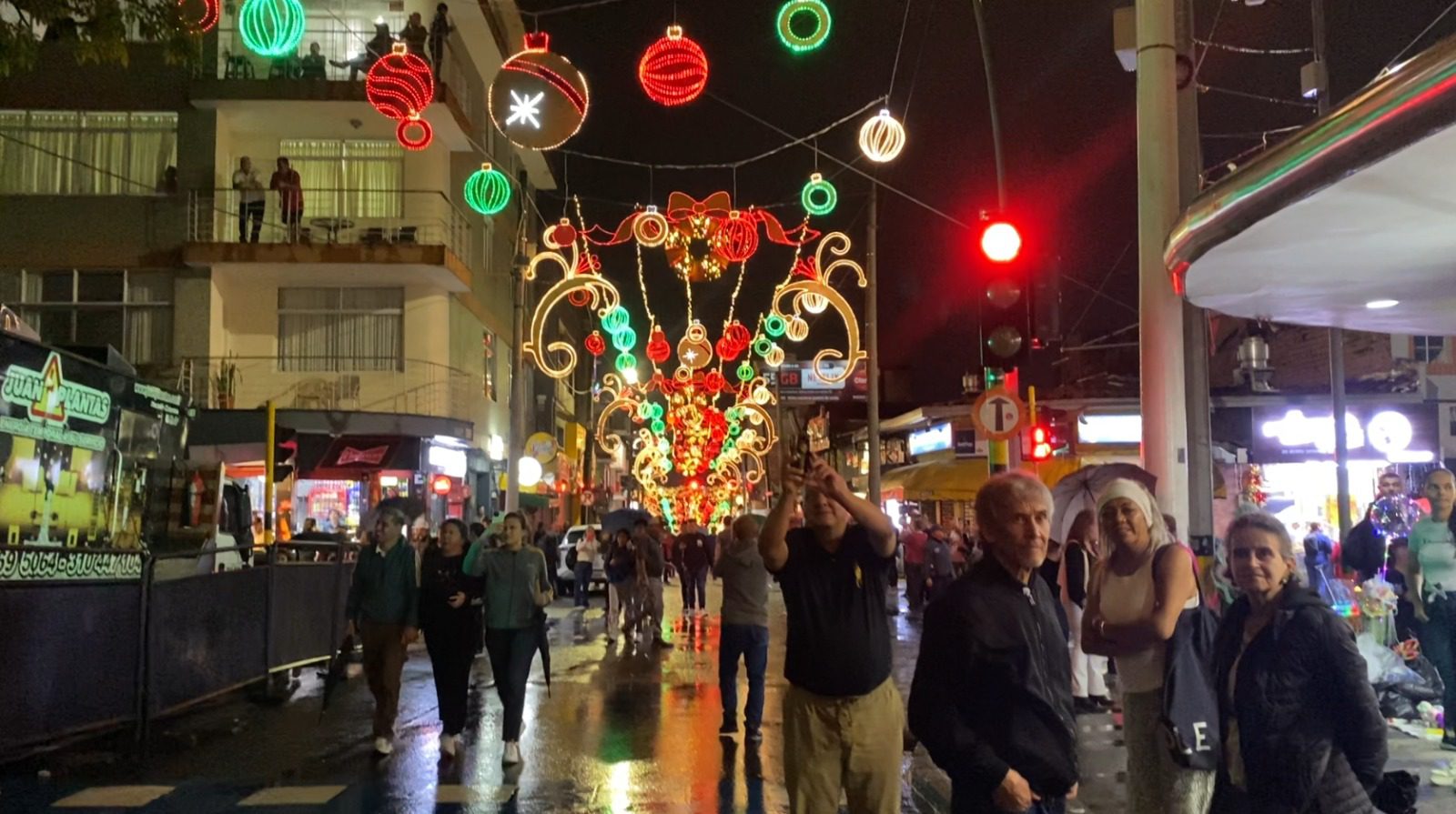 Más de 120 policías y militares ofrecen seguridad en alumbrado navideño de Envigado