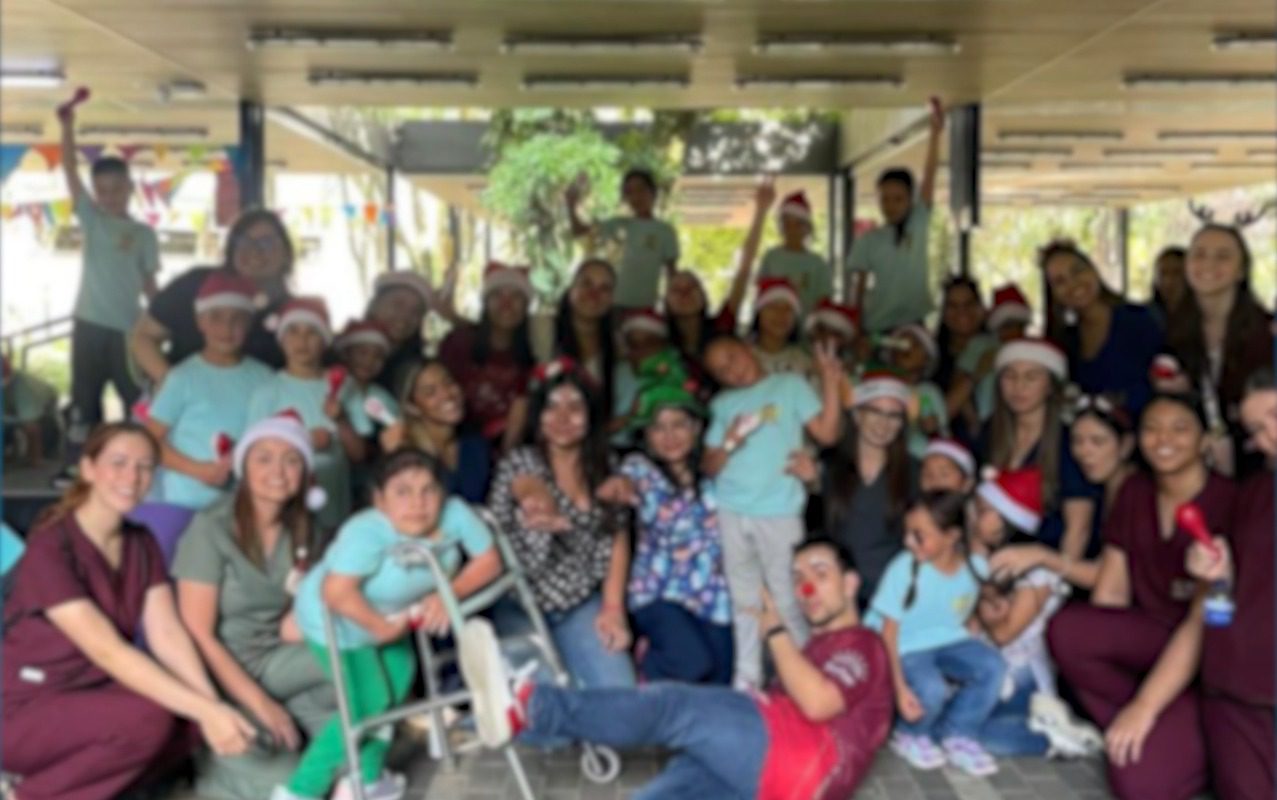 Estudiantes de medicina recolectan regalos de Navidad para niños de Santo Domingo